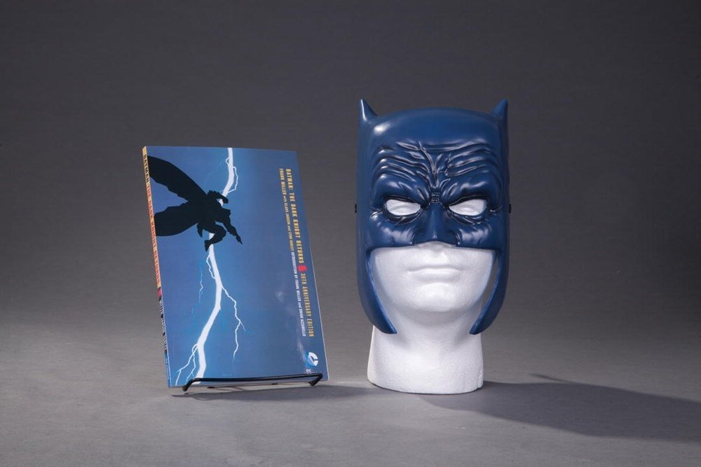 Batman The Dark Knight Returns Book and Mask Set